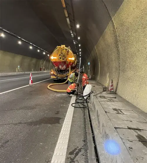 江夏隧道排水渠清淤